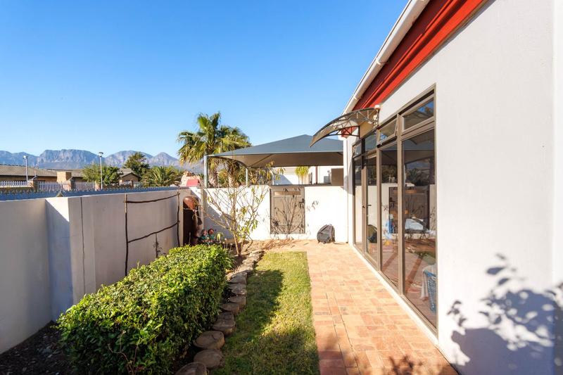 To Let 4 Bedroom Property for Rent in Gordons Bay Central Western Cape